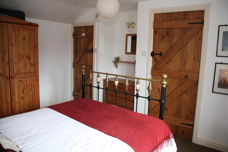 photos master bedroom en suite - Awd Tuts Self Catering Holiday Cottage