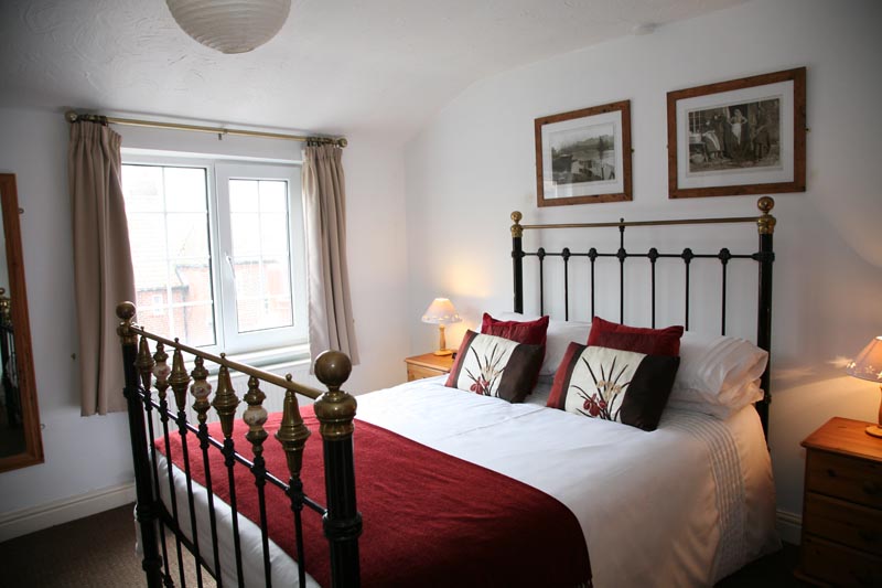 Bedroom with Victorian bed - Awd Tuts Self Catering Holiday Cottage
